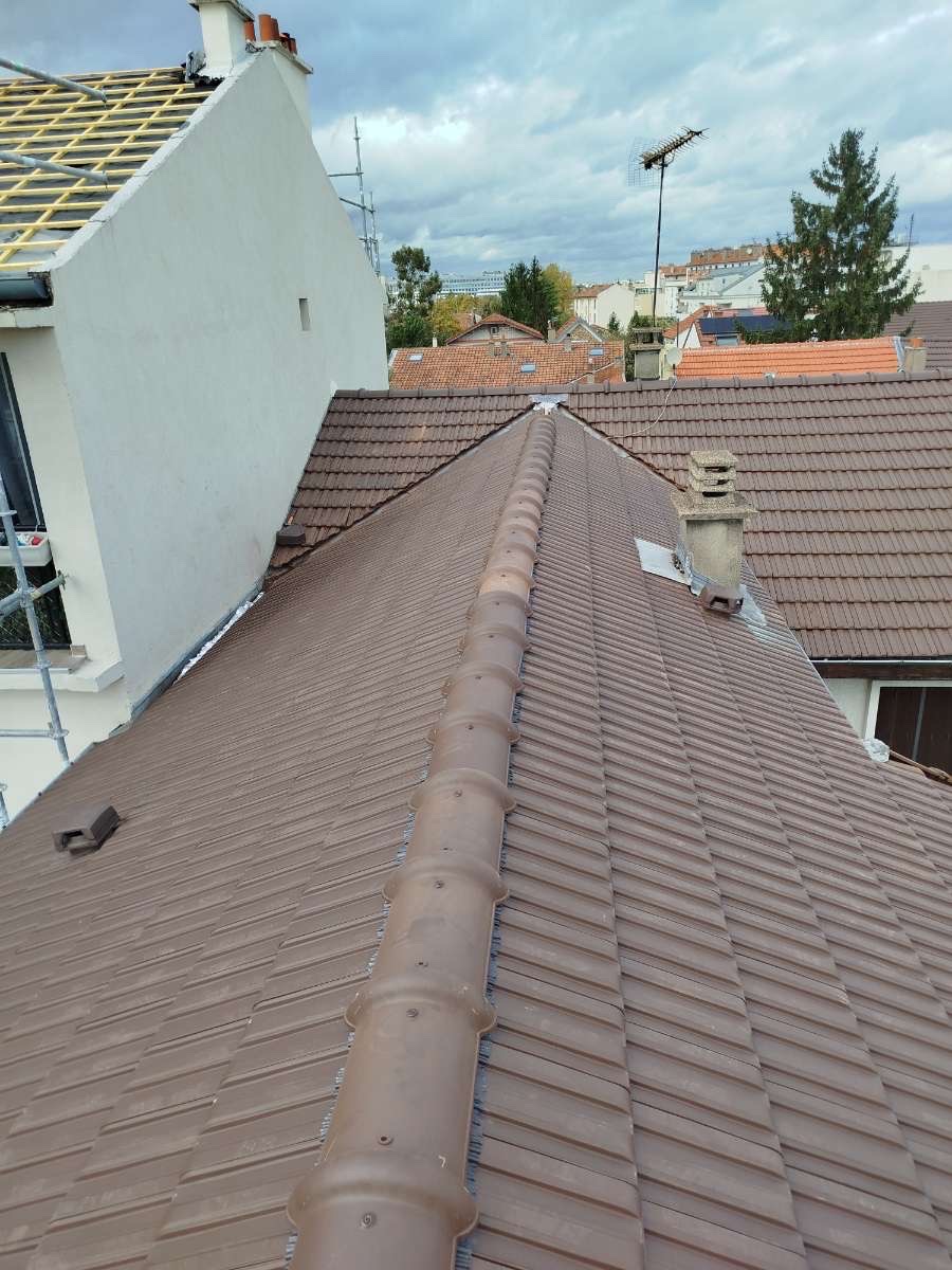 Faîtage en tuiles neuves et souche de cheminée enduite — chantier Simonard dans le 93