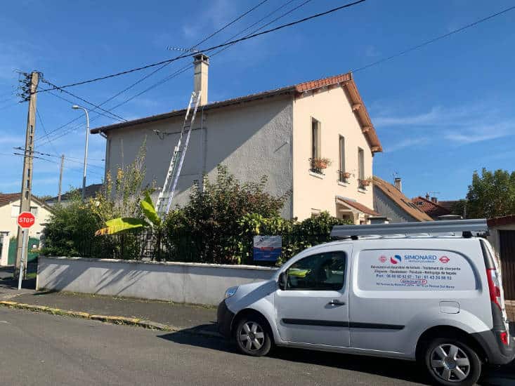 Kenny Simonard, artisan couvreur à Montreuil, devant un pavillon en rénovation