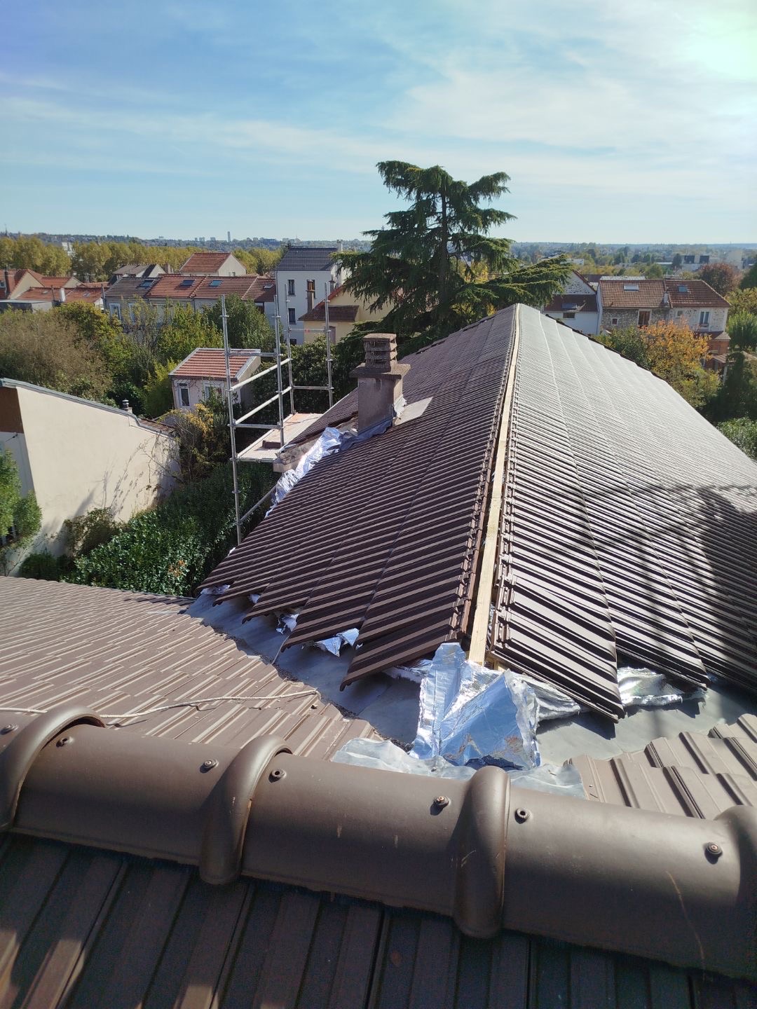 Diagnostic de toiture : vue panoramique sur cheminée et tuiles dans le 93