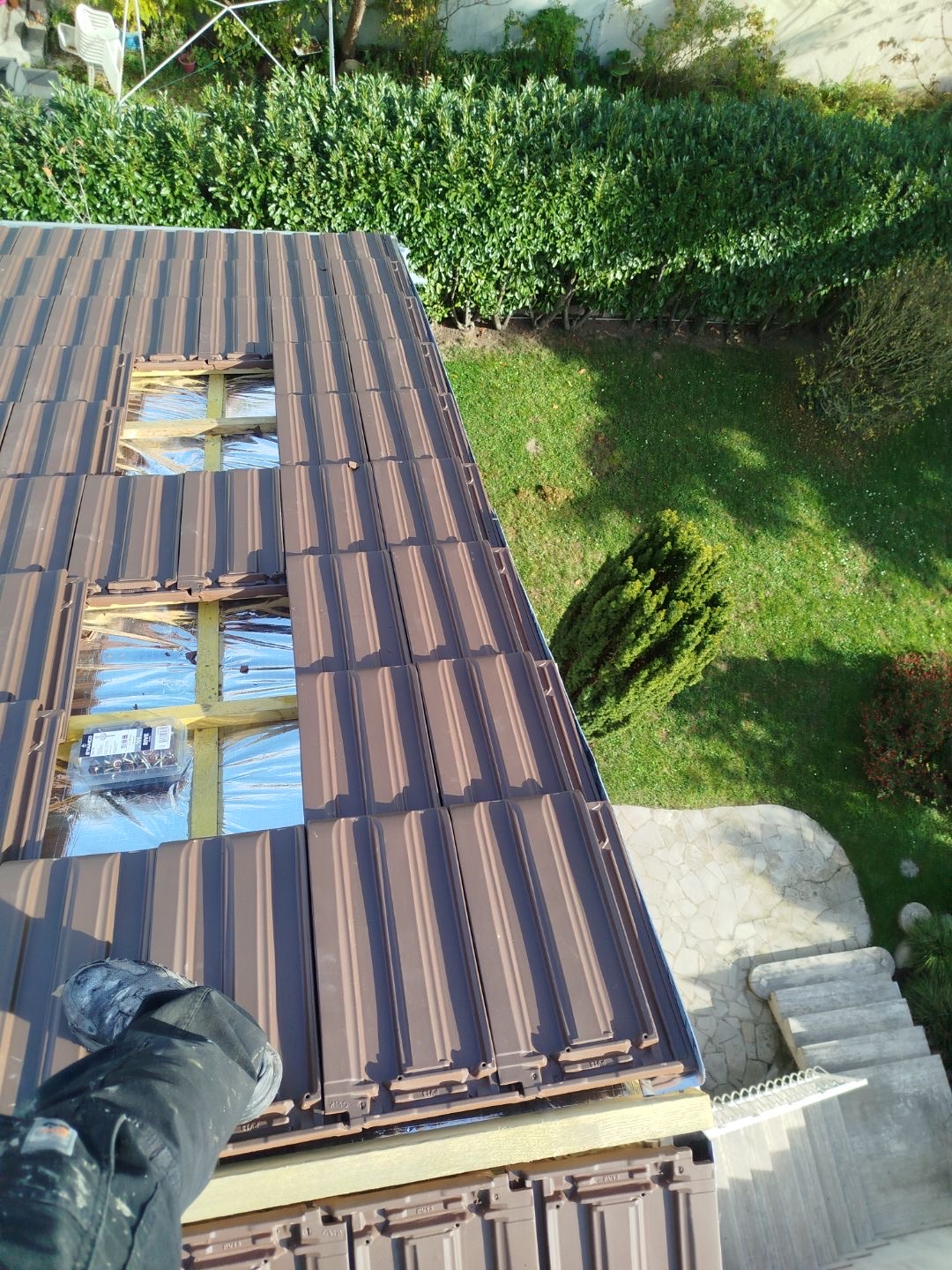 Pose d'écran sous-toiture HPV et isolation par M. Simonard