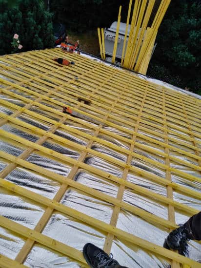 Remplacement de toiture en cours, vue sur liteaux et écran sous-toiture HPV