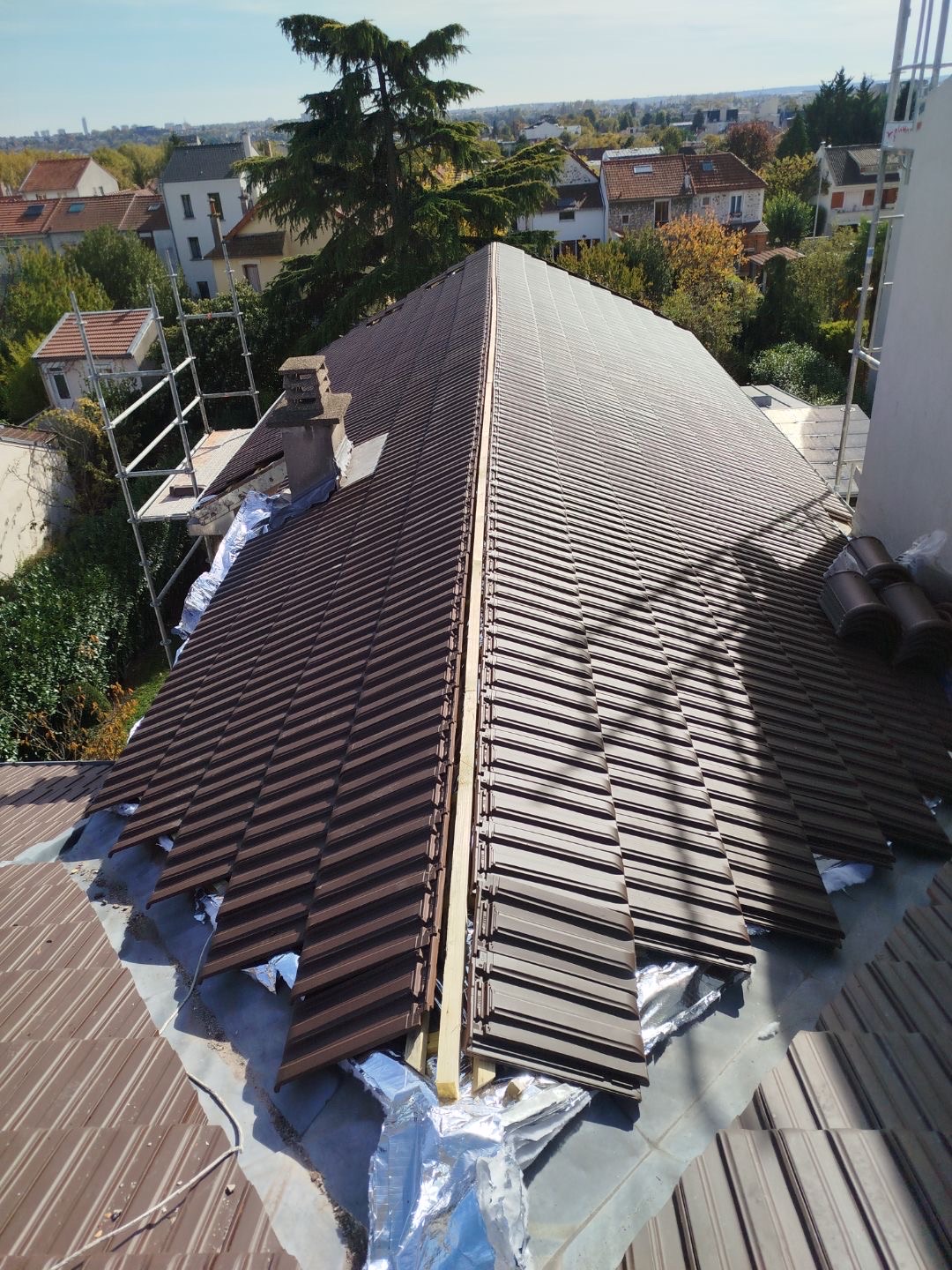 Réparation d'arêtier de toiture en cours, artisan couvreur Simonard 93