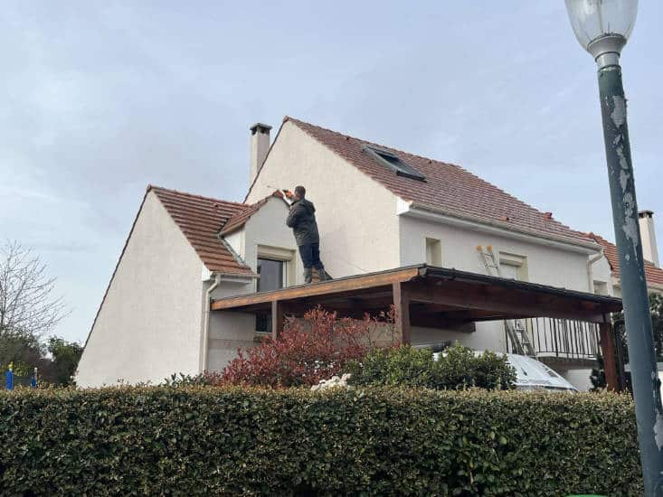 Application de traitement hydrofuge sur toiture par M. Simonard couvreur 93
