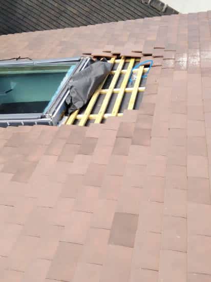 Installation d'un Velux en gros plan par M. Simonard, couvreur dans le 93