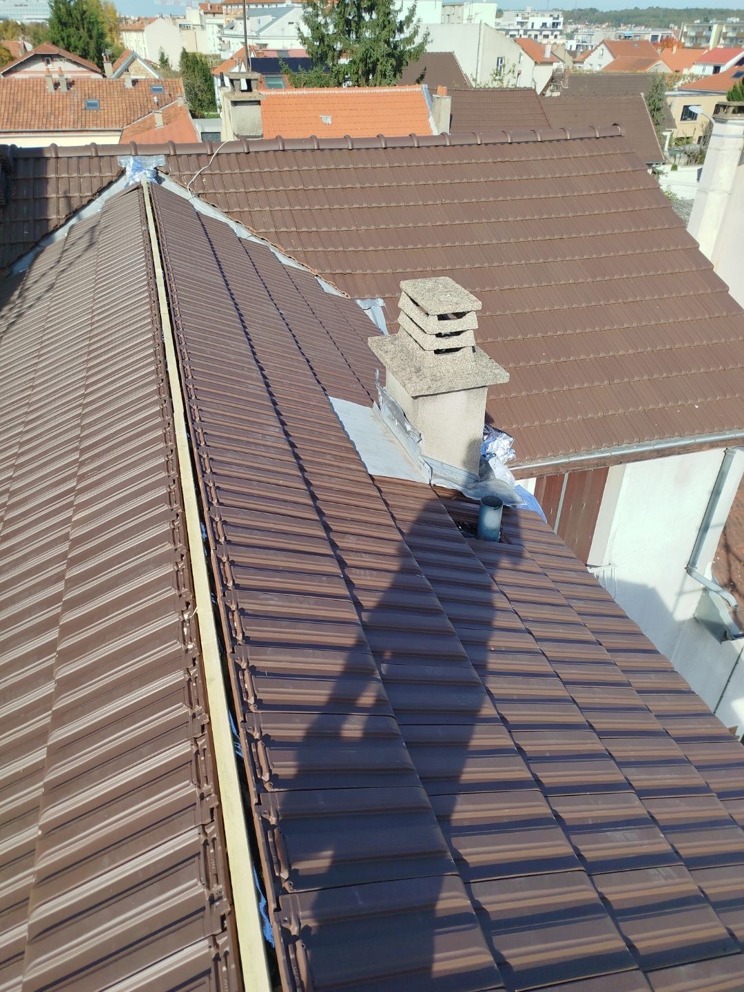 Travaux de zinguerie : cheminée bordée de zinc sur toiture tuiles, M. Simonard couvreur 93