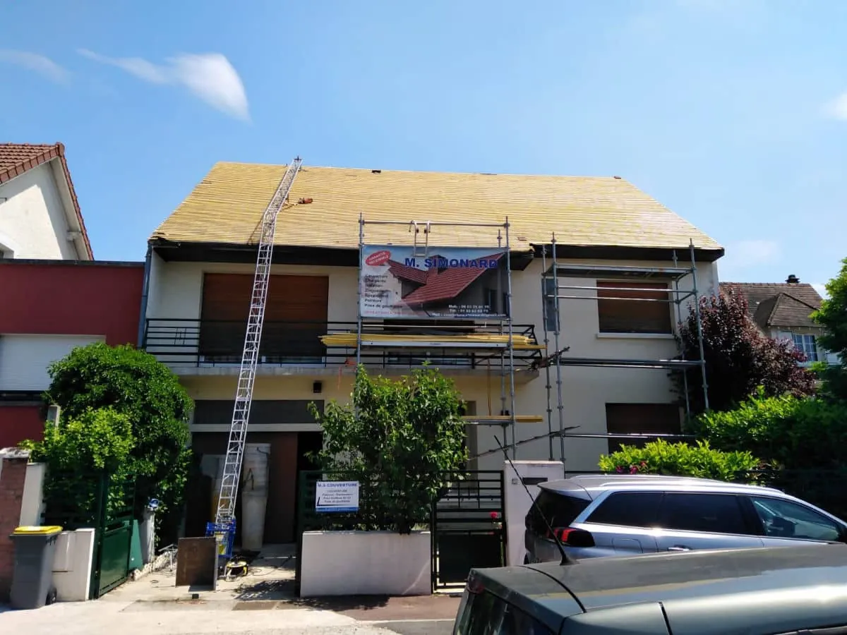 Banderole Simonard sur un chantier de toiture sous échafaudage — M. Simonard, couvreur en Seine-Saint-Denis