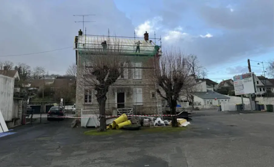Immeuble sous échafaudage pendant un chantier de couverture — M. Simonard
