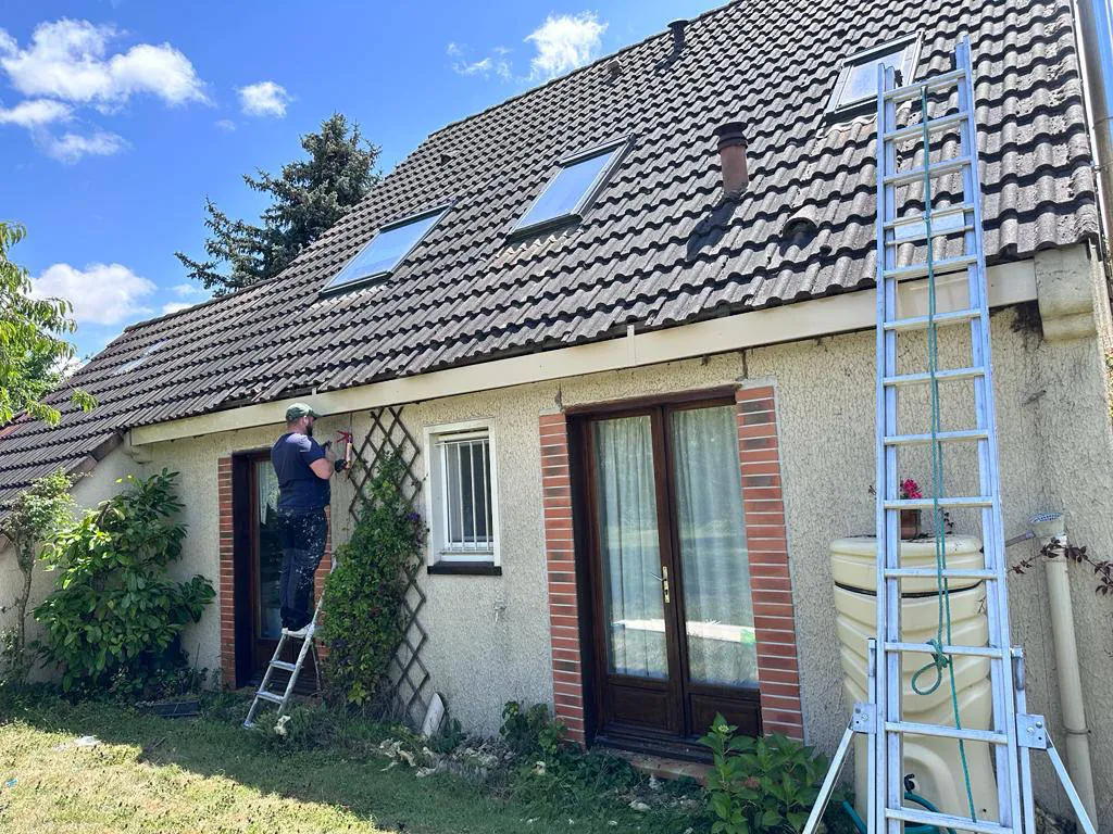 Installation d'une gouttière par l'artisan — M. Simonard, couvreur à Romainville