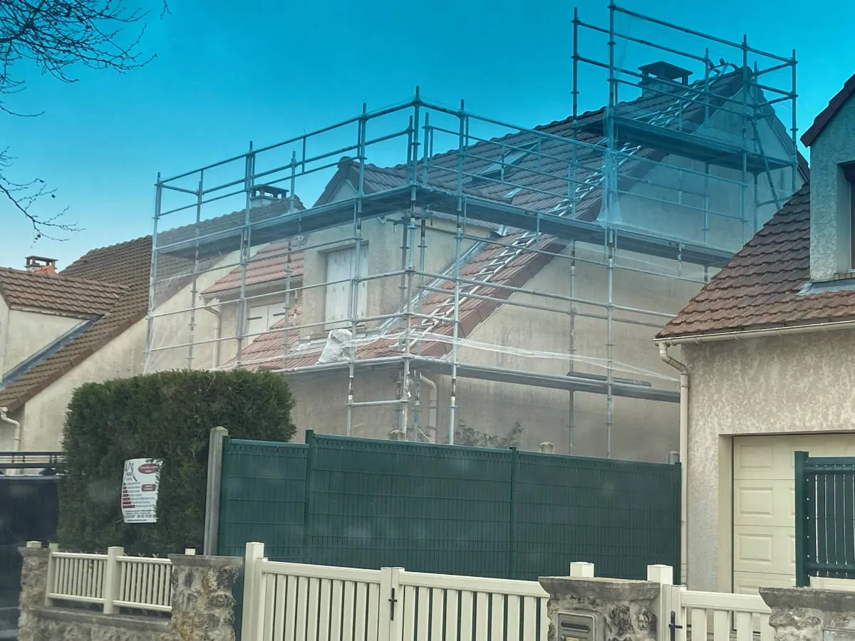 Maison sous échafaudage pendant un chantier de couverture — M. Simonard, couvreur à Noisy-le-Grand