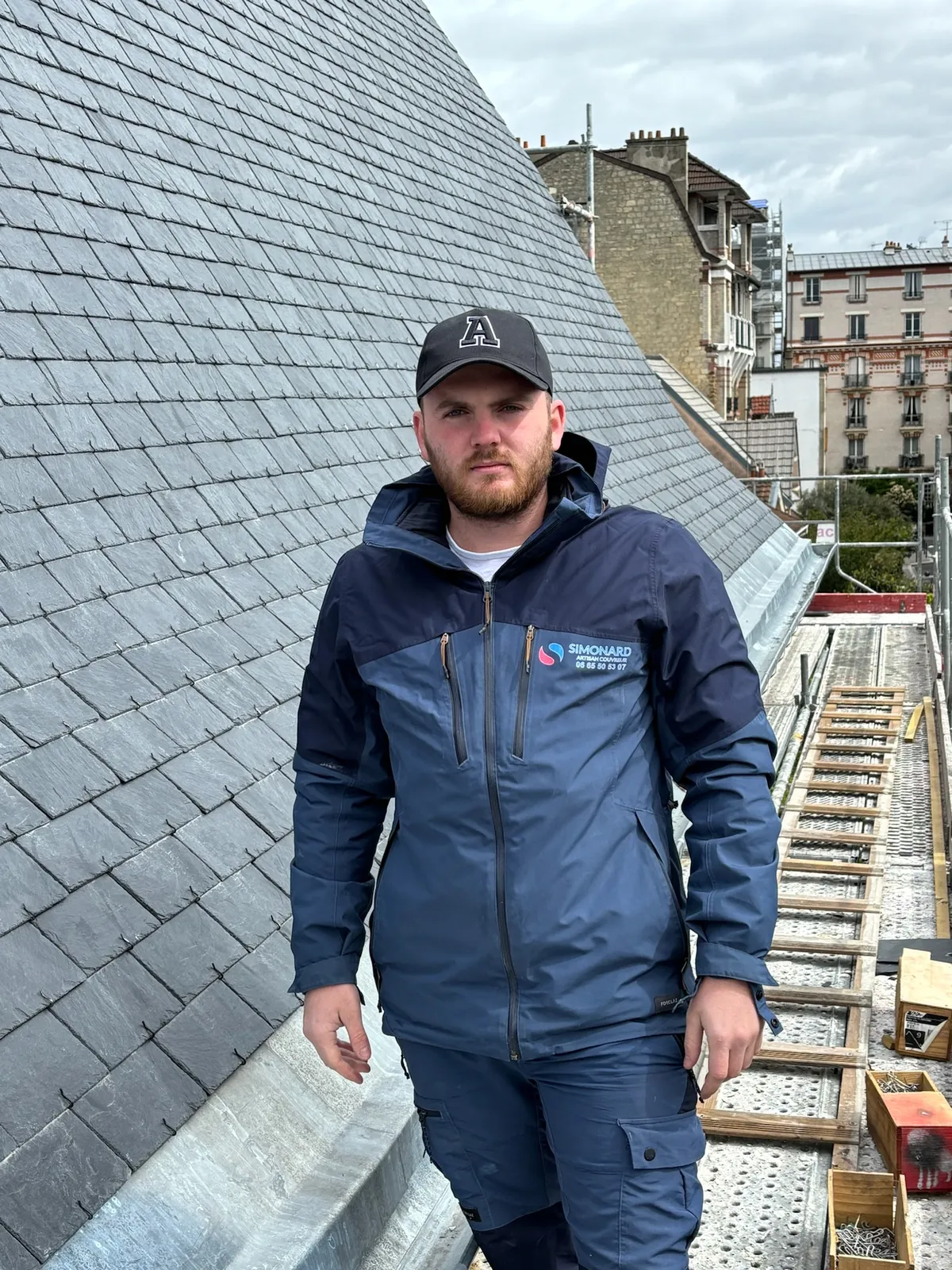 Kenny Simonard sur un chantier de toiture en ardoise — M. Simonard, couvreur à Montreuil
