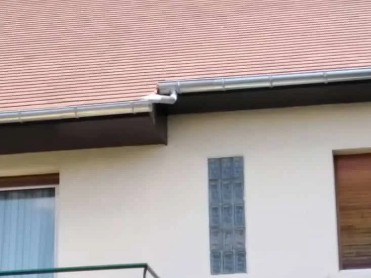 Gouttière neuve posée sous le débord de toit — M. Simonard, couvreur en Seine-Saint-Denis