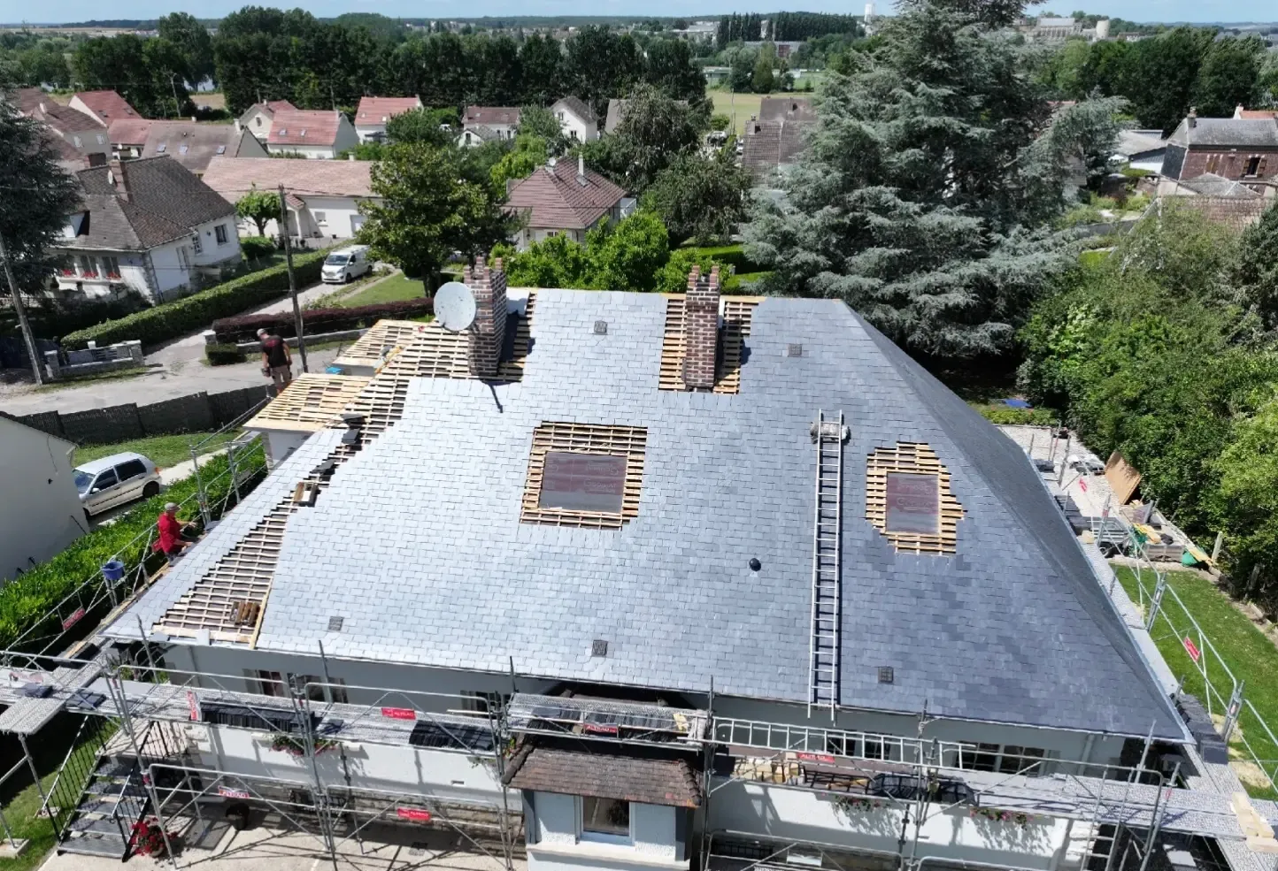 Toiture en ardoise et échafaudage de chantier, vue aérienne — M. Simonard